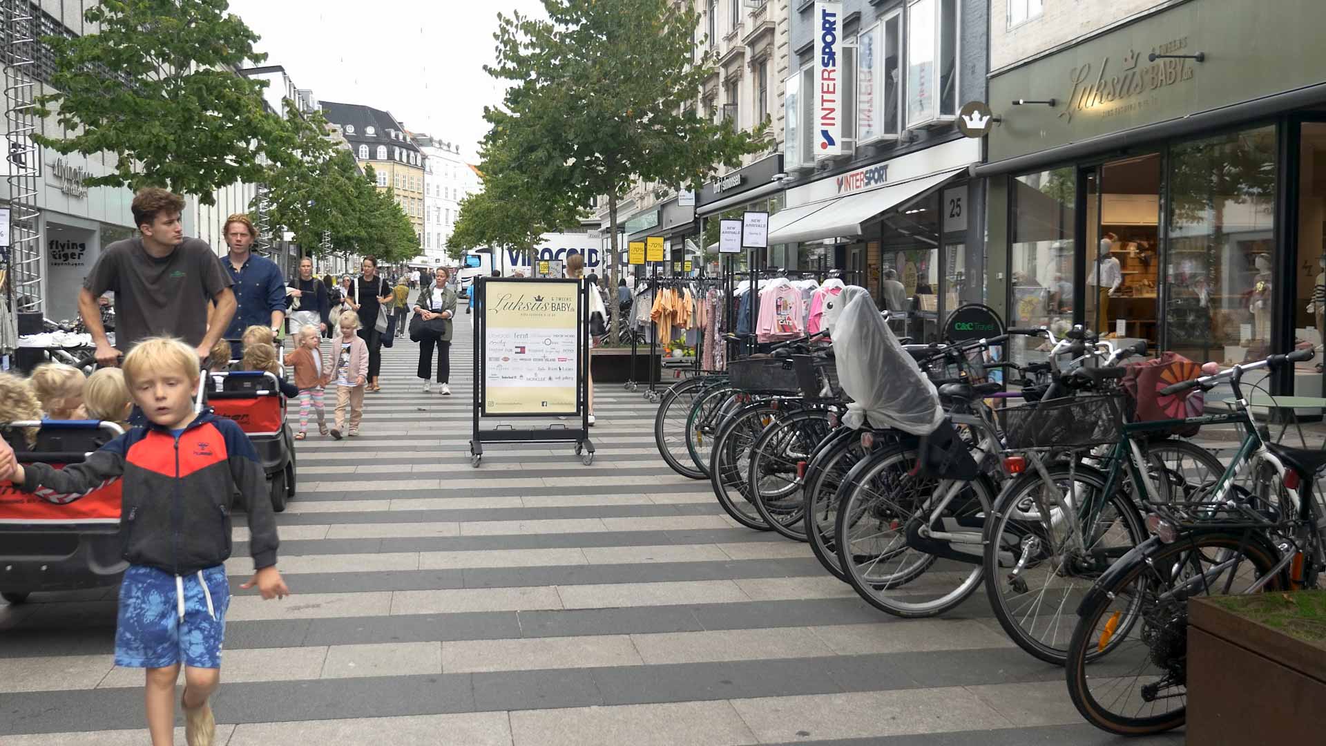 En butik har stillet et skilt lidt for tæt på midten af Strøget. Det er ikke godt af hensyn til eks. brandbiler.