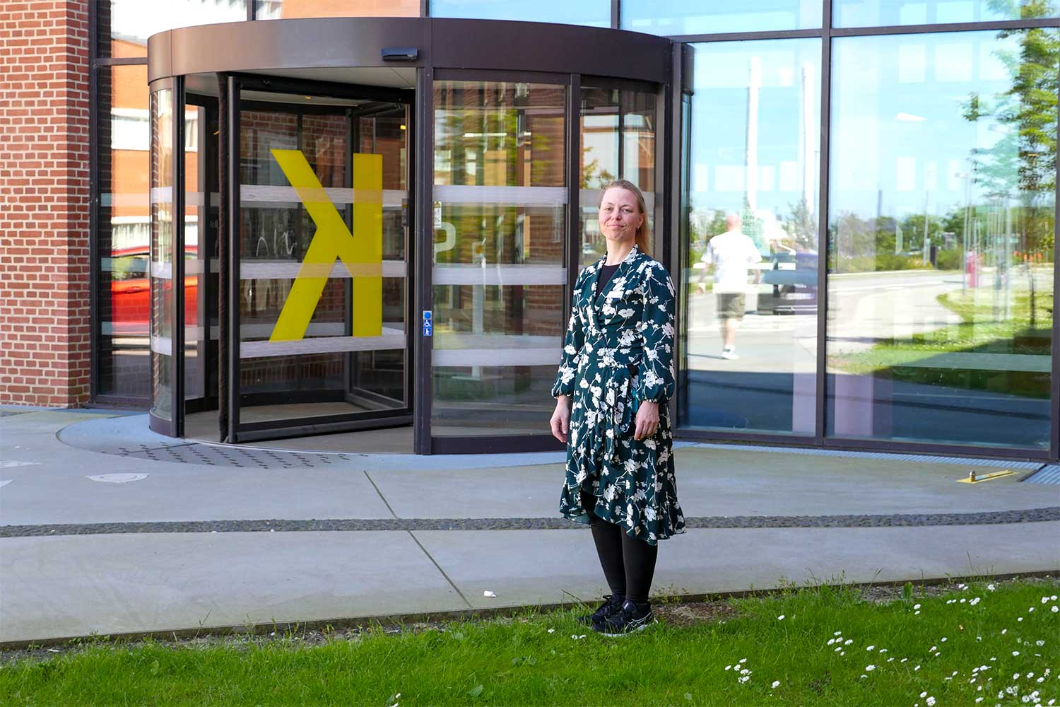 Monica Mikkelsen foran indgangen til afdeling K på AUH.